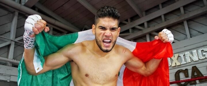 El boxeador maztleco Gilberto Zurdo Ramírez con la bandera de México