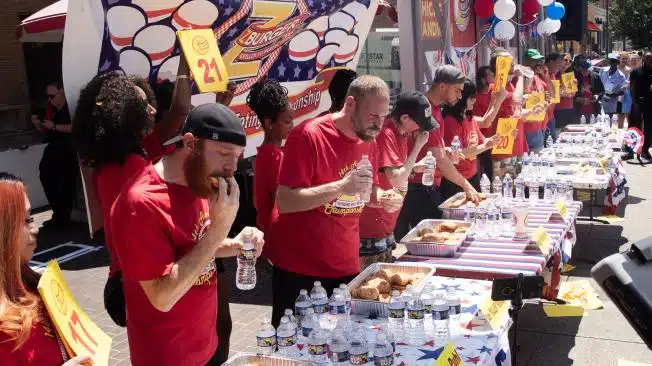 ¿Quéééé? Mujer rompe récord al comerse 34 hamburguesas en tan solo 10 minutos 