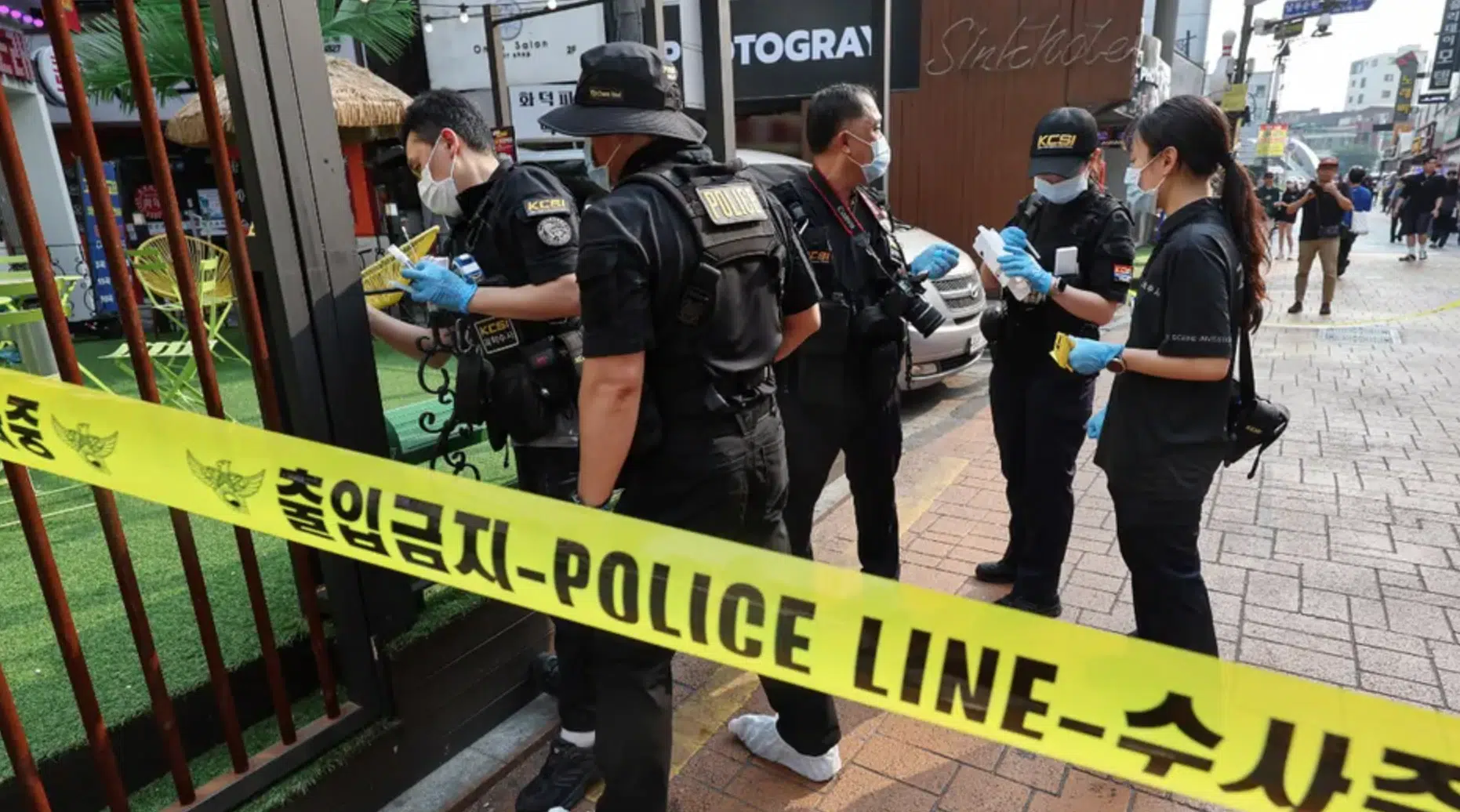 Policía surcoreana indagando en la escena del ataque con cuchillo