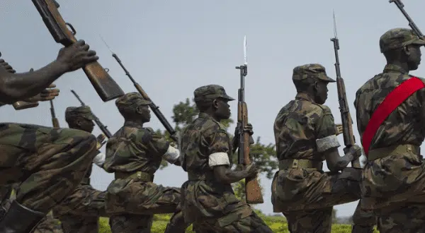 Hombre bomba explota en academia militar de Somalia; hay 25 soldados muertos