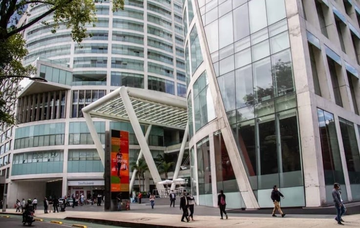 Hombre se arroja de tercer piso en Reforma 222