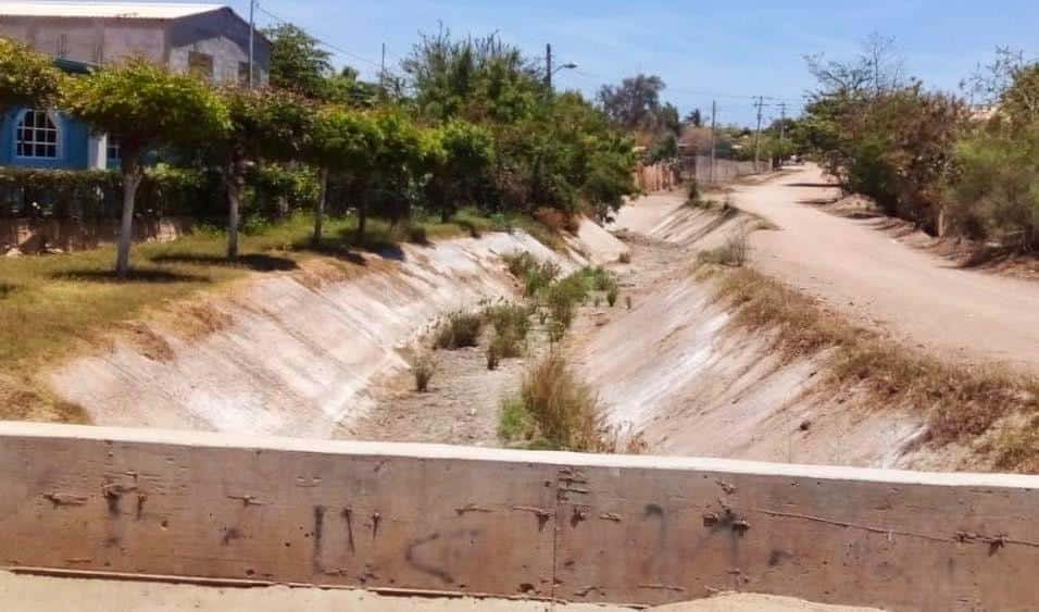 Un dren con poca agua en Elota