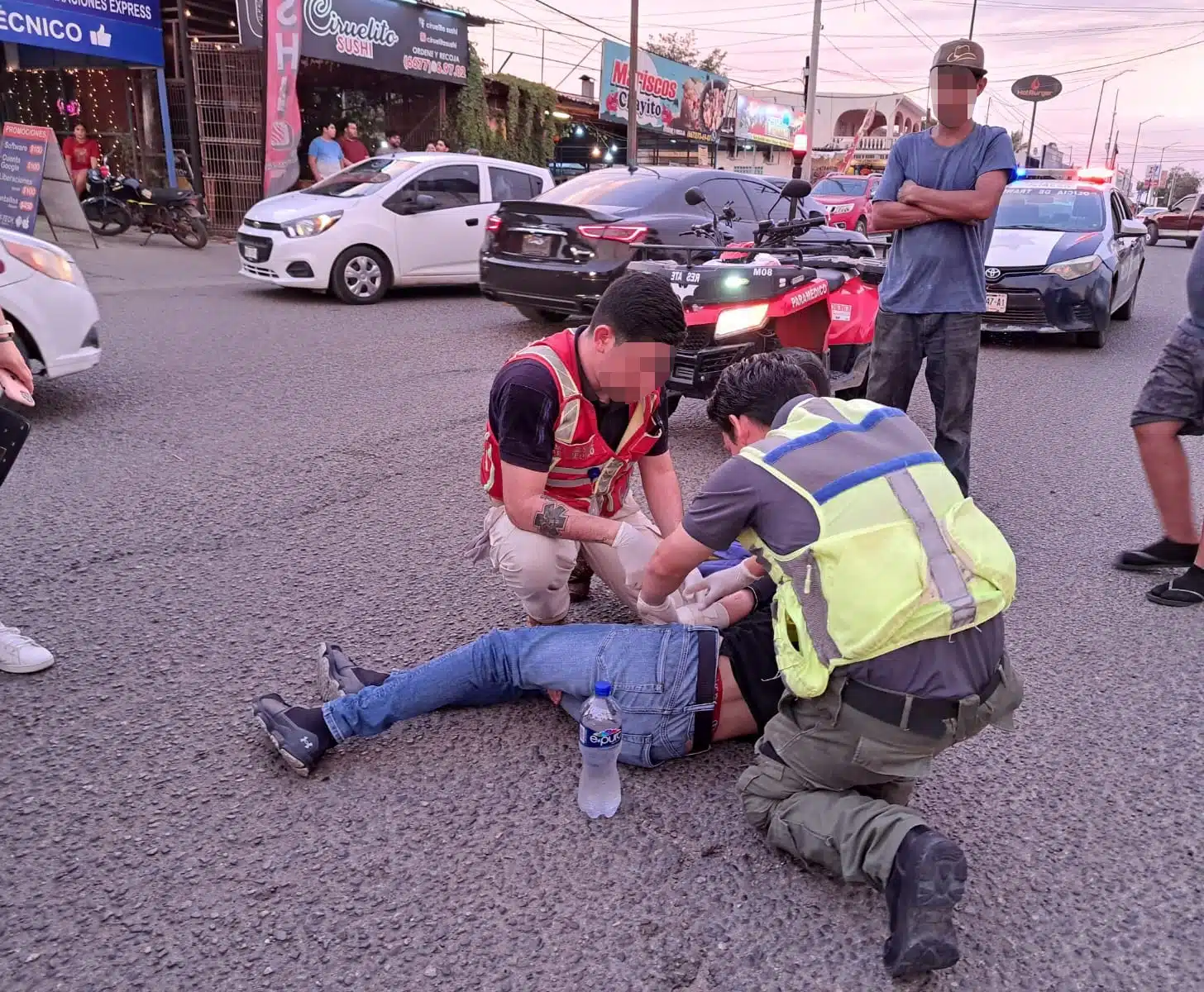 Motociclista atropellado es auxiliado por paramédicos
