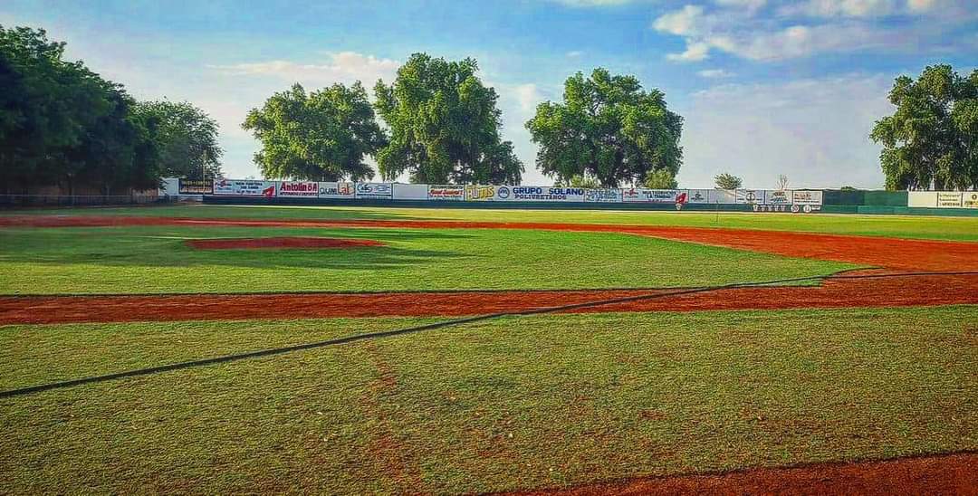 Estadio de beisbol mojado en Guasave
