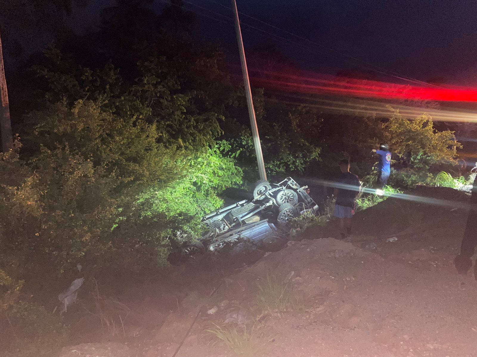 Auto volcado en barranco