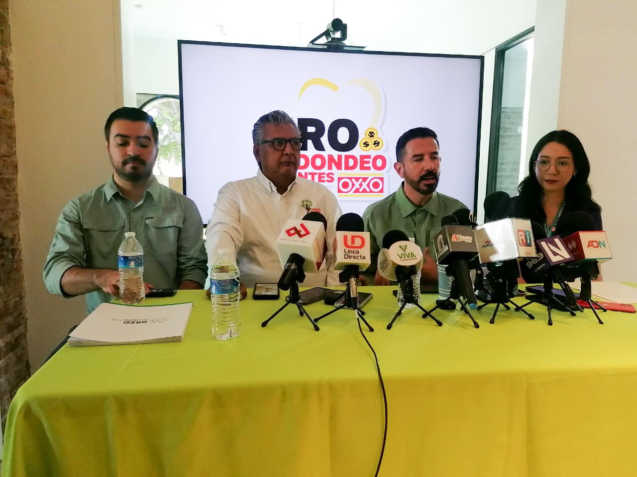 Conferencia de prensa Oxxo para dar a conocer programa de redondeo