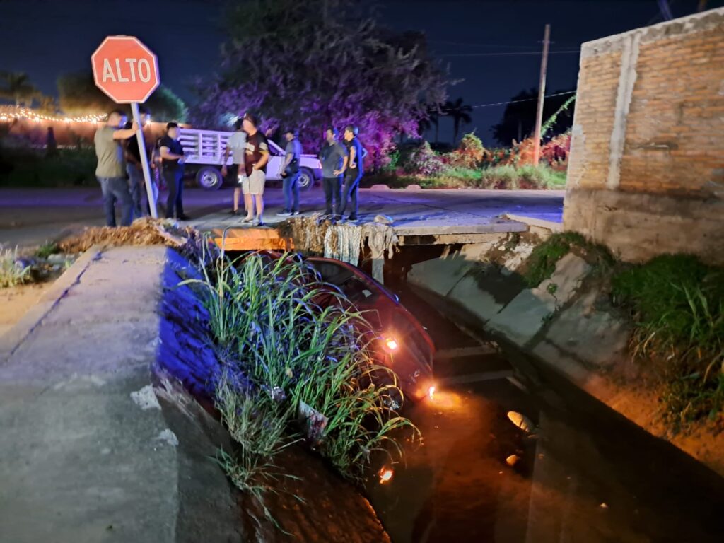 Camioneta cae a canal de Barrancos en Culiacán