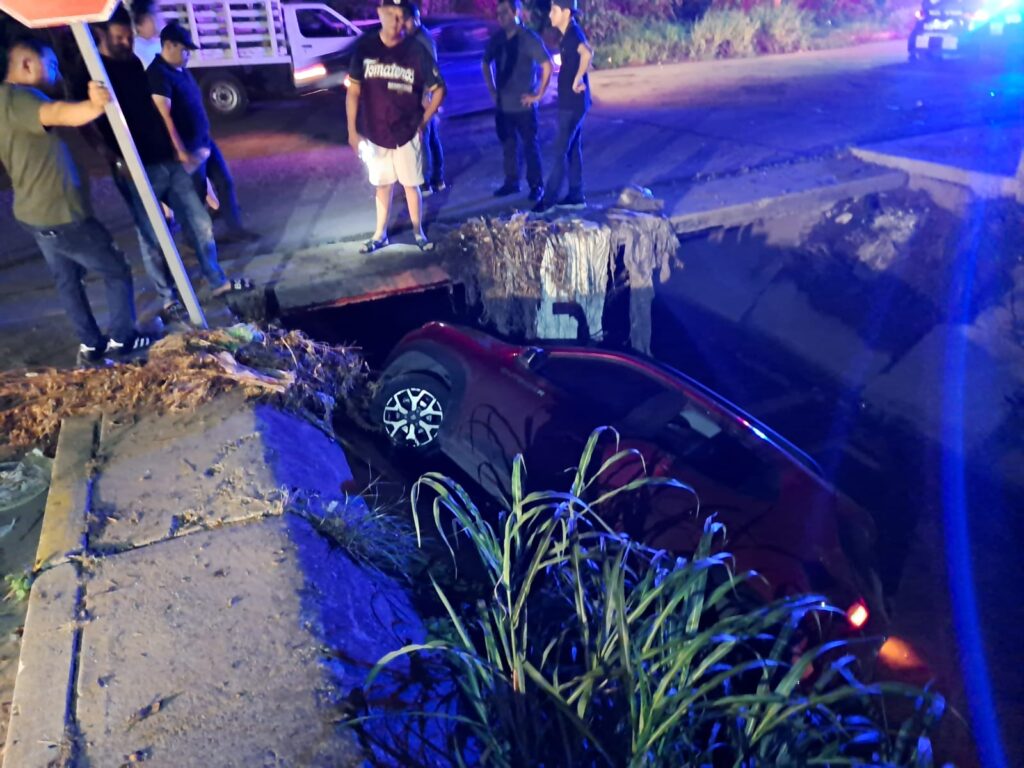 Camioneta cae a canal de Barrancos en Culiacán