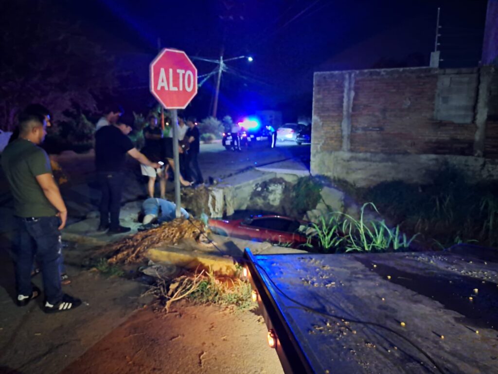 Camioneta cae a canal de Barrancos en Culiacán