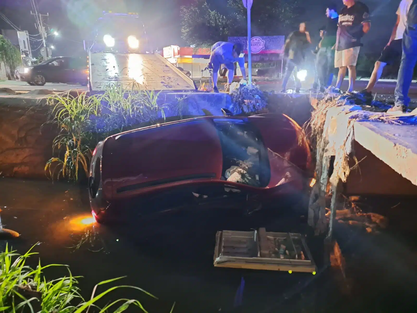 Accidente de noche donde una camioneta Kwid Renault chocó y cayó a un canal pluvial del sector Barrancos