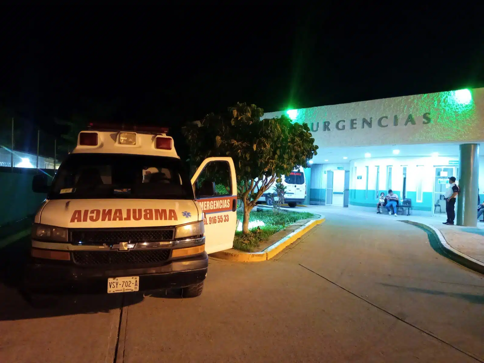 Una ambulancia, un hospital de urgencias y árboles