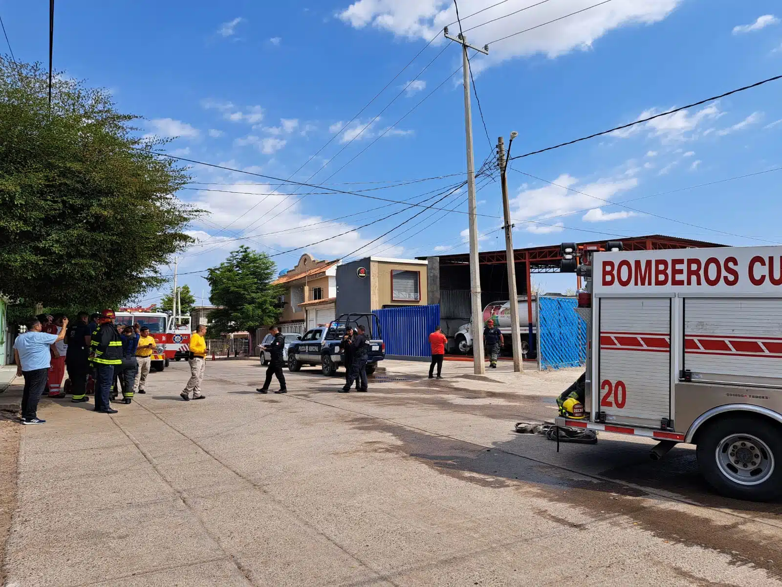Se incendia taller mecánico y alcanza a camión de basura del ayuntamiento de culiacán.