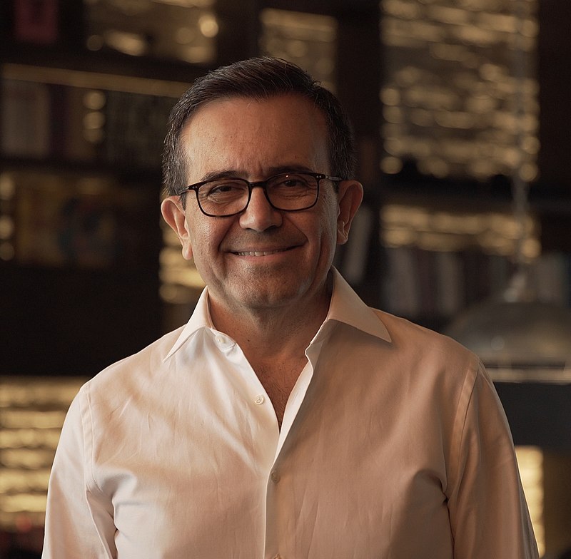 Una persona con lentes sonriendo
