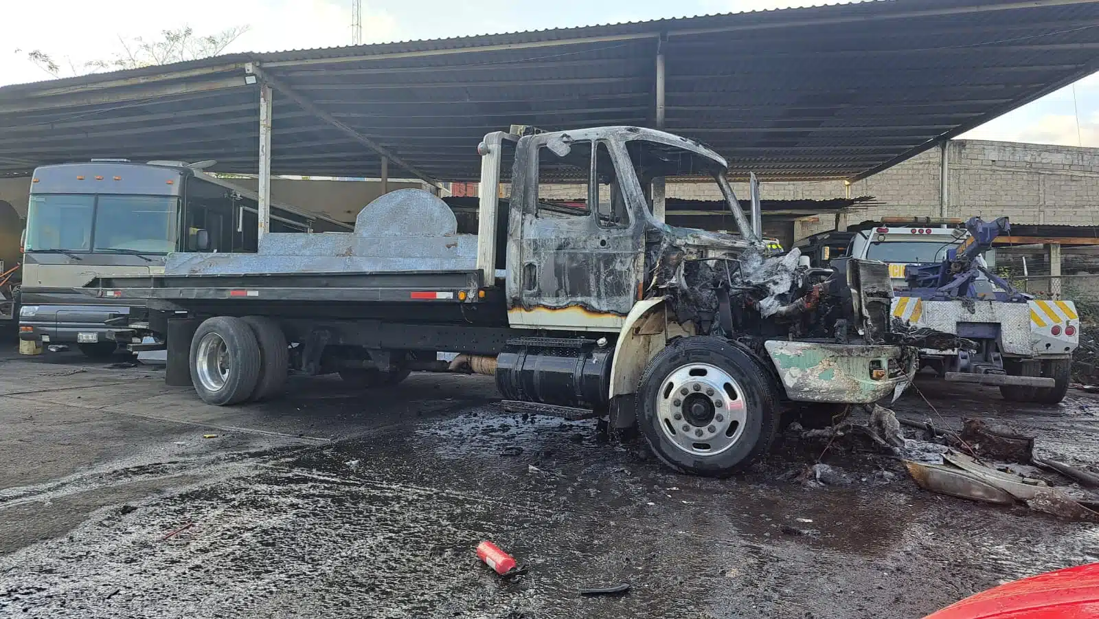 Un camión tipo grúa quemado