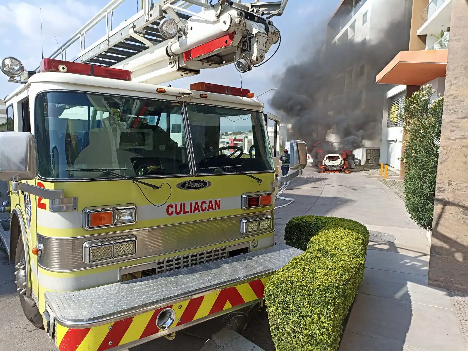 Bomberos de Culiacán se encargaron se sofocar las llamas.