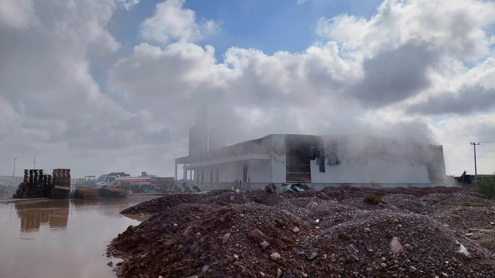 Incendio en bodega de garbanzo en la zona industrial de Los Mochis