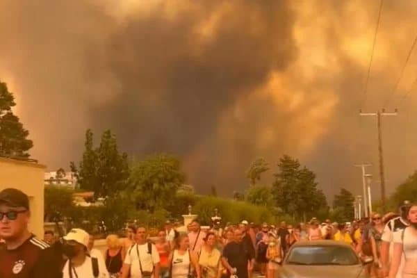 30 mil turistas son evacuados de a isla griega de Rodas