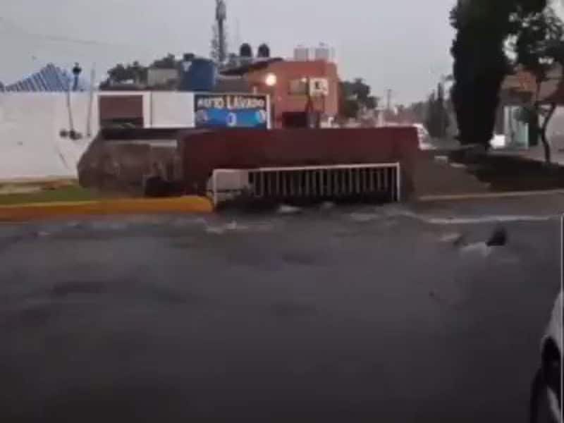 Reportero rescata a indigente atorado en una alcantarilla en Puebla