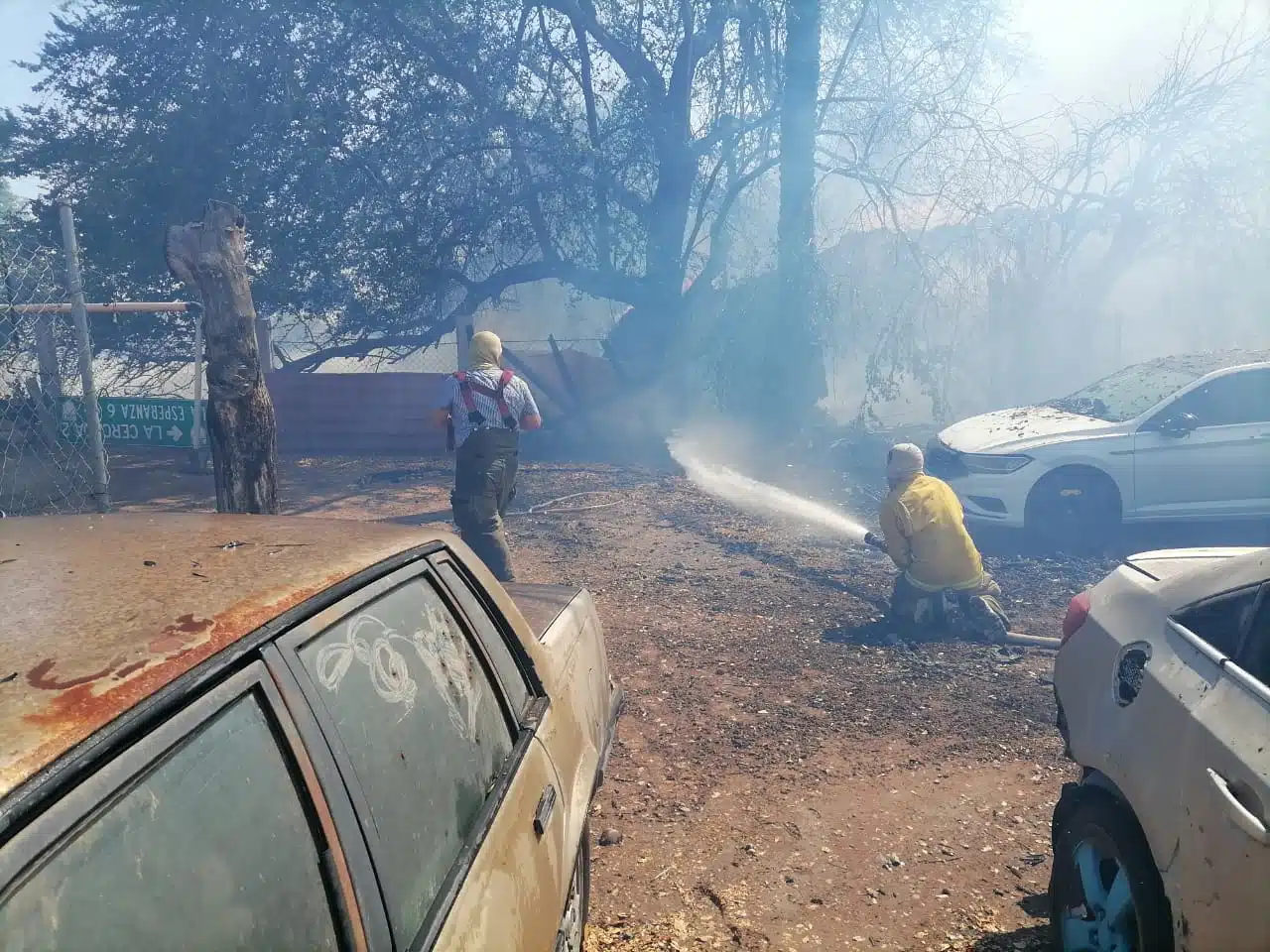 Bomberos, Protección Civil y Ruz Roja acudieron al lugar del incendio.