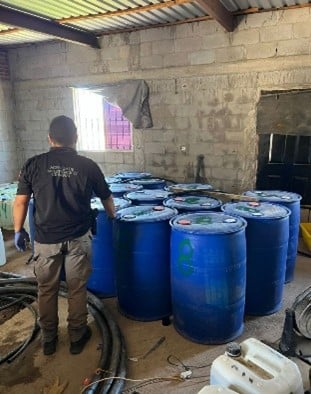 Botes de color azul, paredes de concreto sin enjarrar yuna persona de espaldas