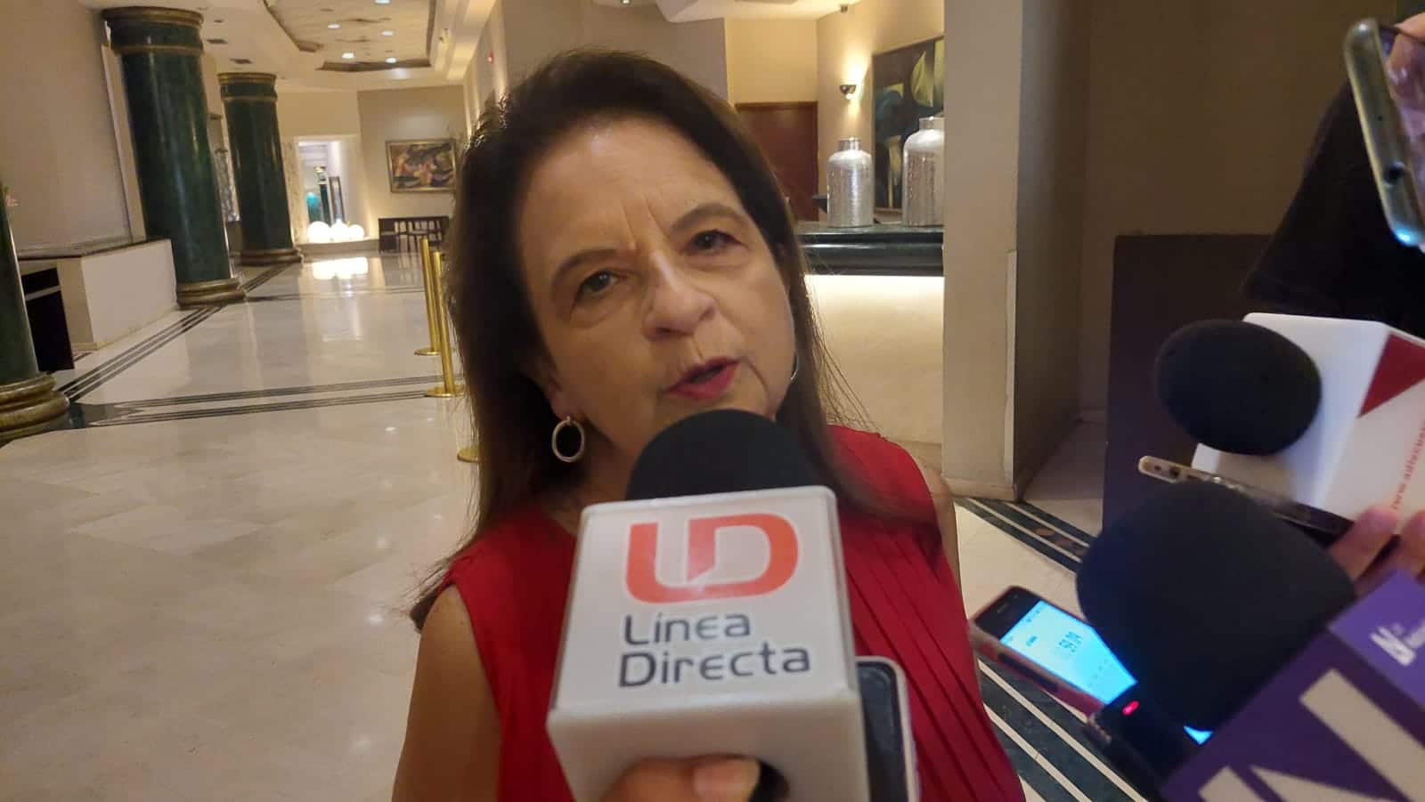 Una persona hablando, micrófonos y grabadora de medios de comunicación