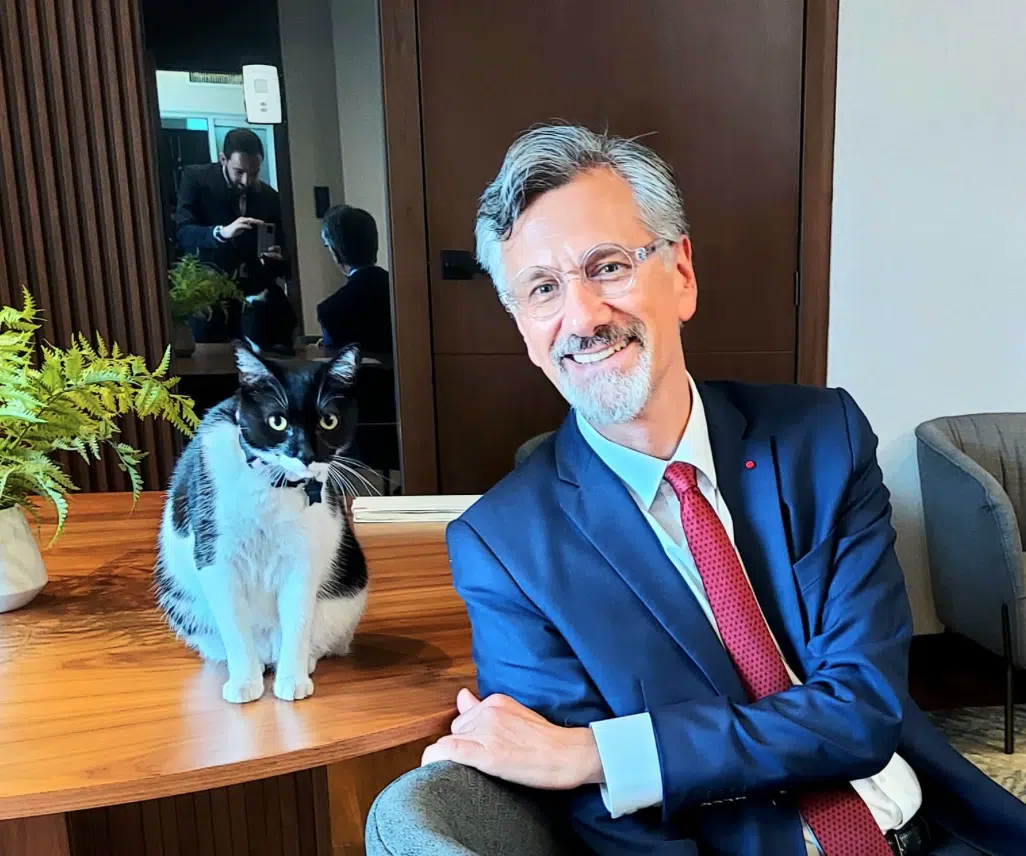El embajador de Francia en México acompañado por el gato del alcalde de Culiacán, Juan de Dios Gámez Mendívil