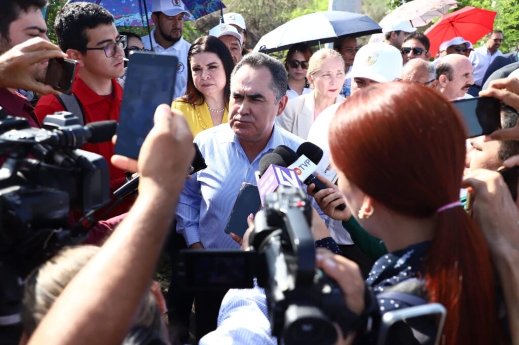 Rector de la UAS frente a los micrófonos de los medios de comunicación al arribar a juzgado