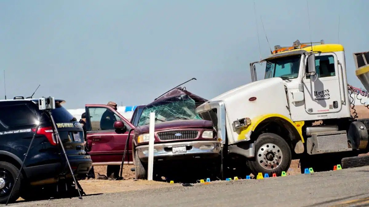 Accidente involucrado camioneta y camión