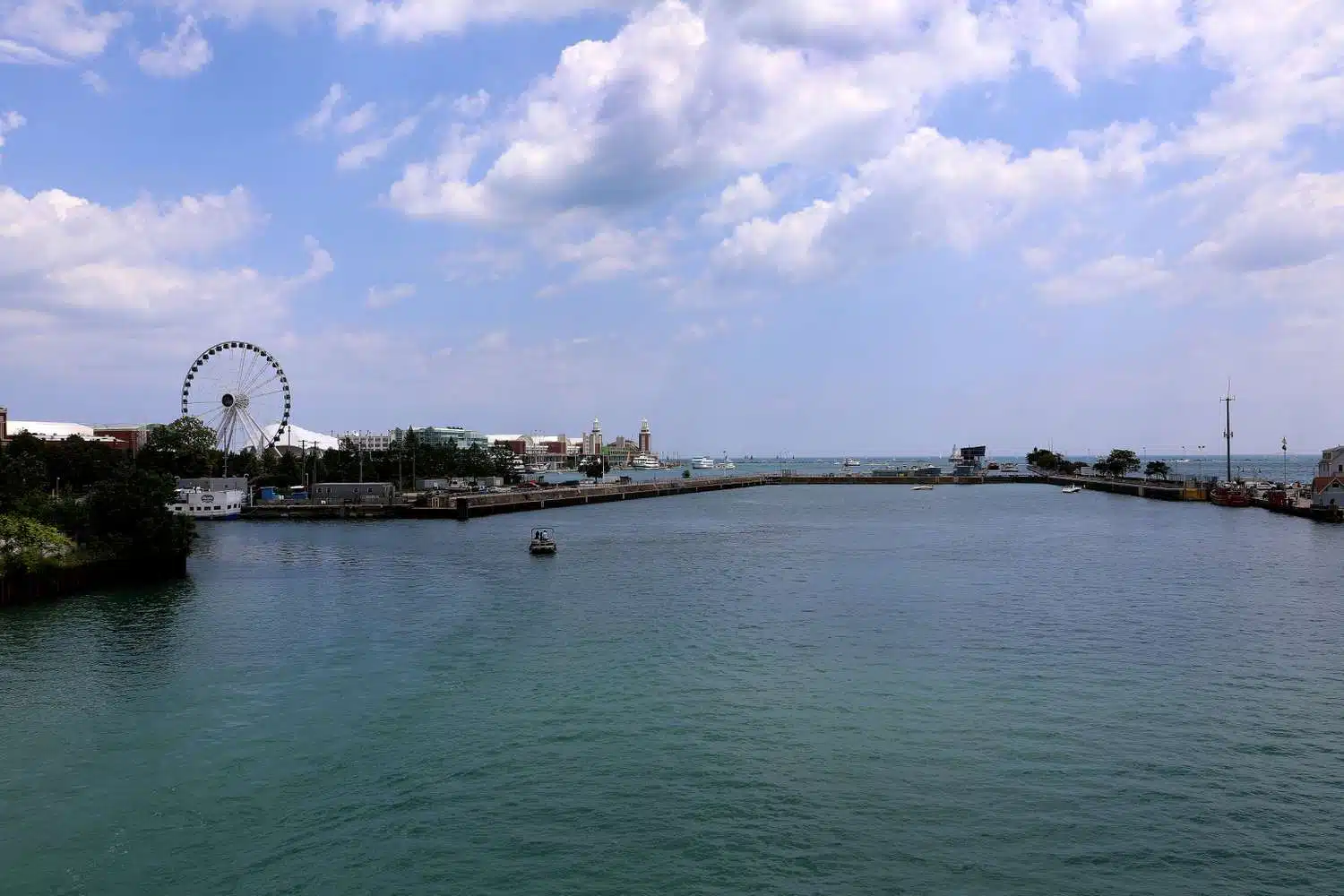 Joven de 20 años murió atrapada debajo de un bote en un lago de EU