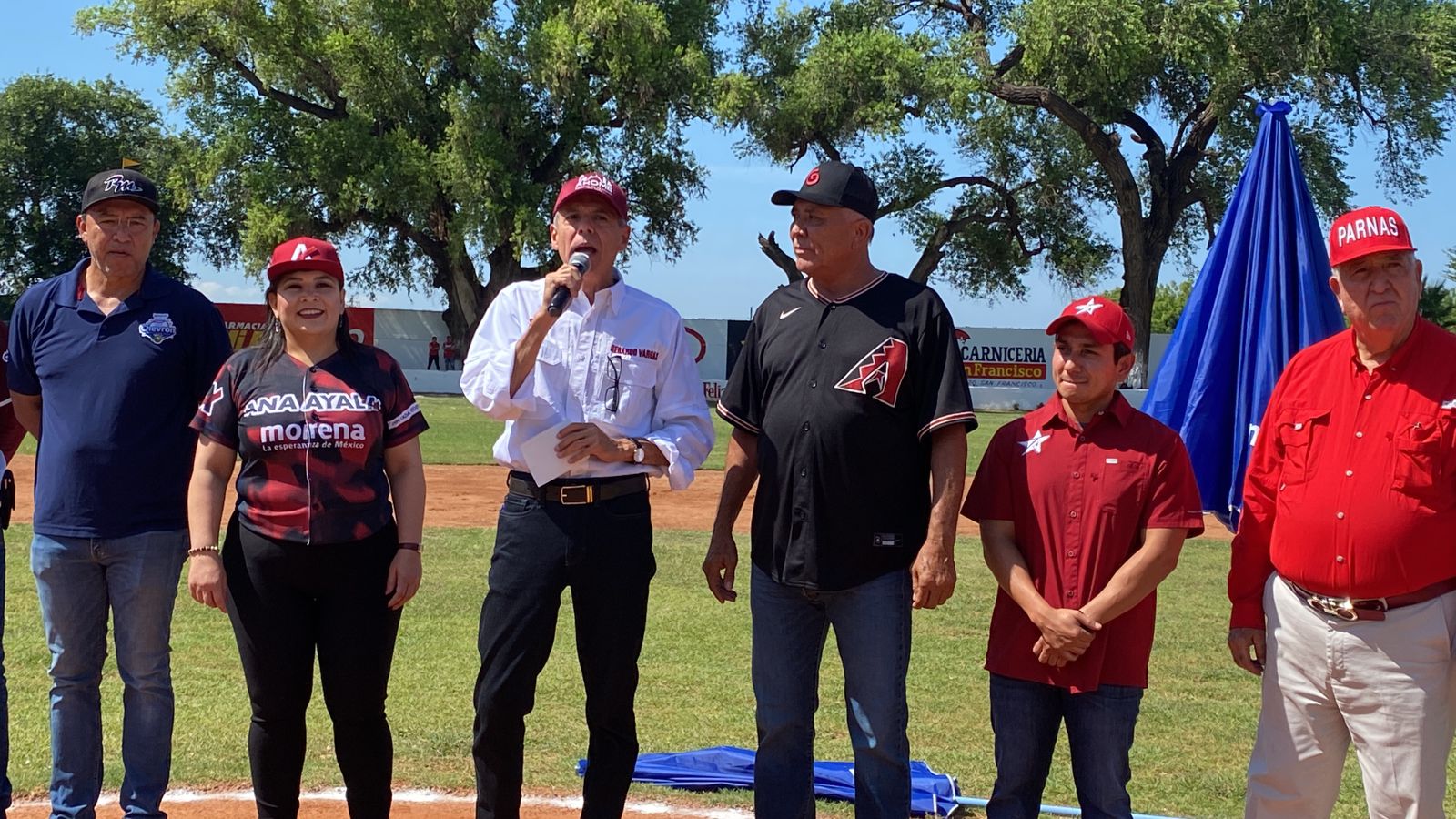 La diputada Ana Ayala Leyva el alcalde Gerardo Vargas Landeros y el alcalde Gildardo Leyva Ortega durante la inauguración de la final de la Liga Chevron Clemente Grijalva Cota