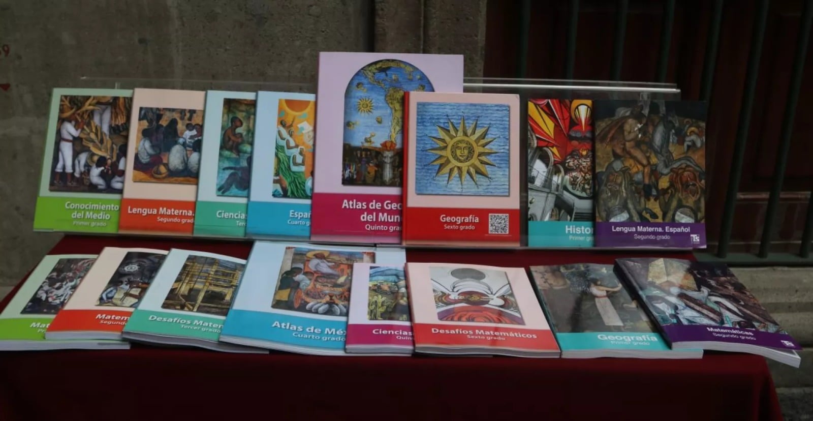Juez ordena revisar contenido de libros de texto gratuito