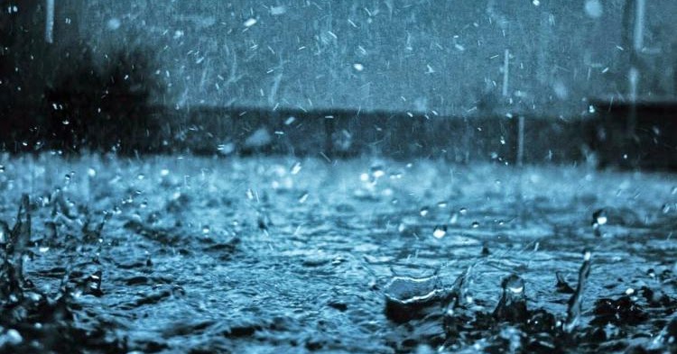 Lluvia y agua en el pavimento