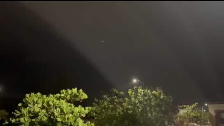 La lluvia está acompañada de fuertes vientos y relámpagos.