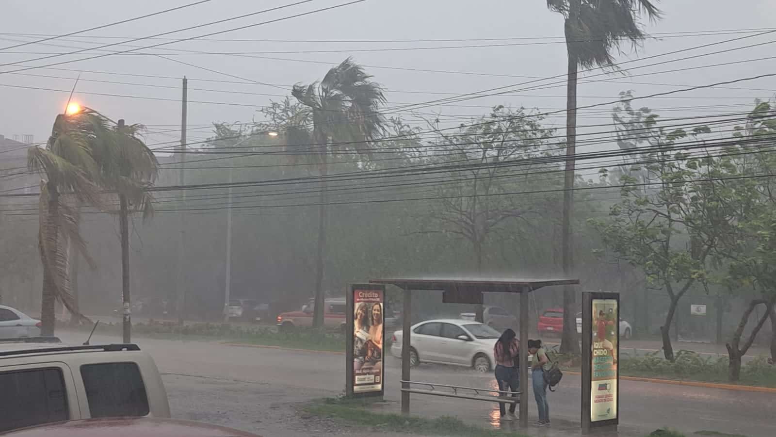 La lluvia sorprendió a las personas que iban saliendo de sus trabajo.