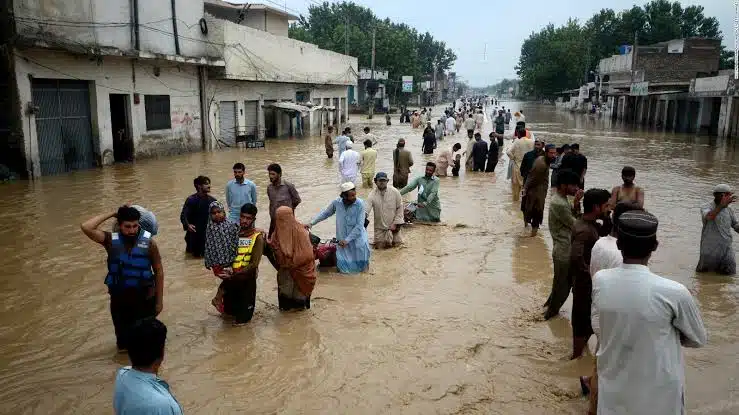 Lluvias en Pakistán dejan 50 personas sin vida; ¡inundaciones y deslaves de tierra!