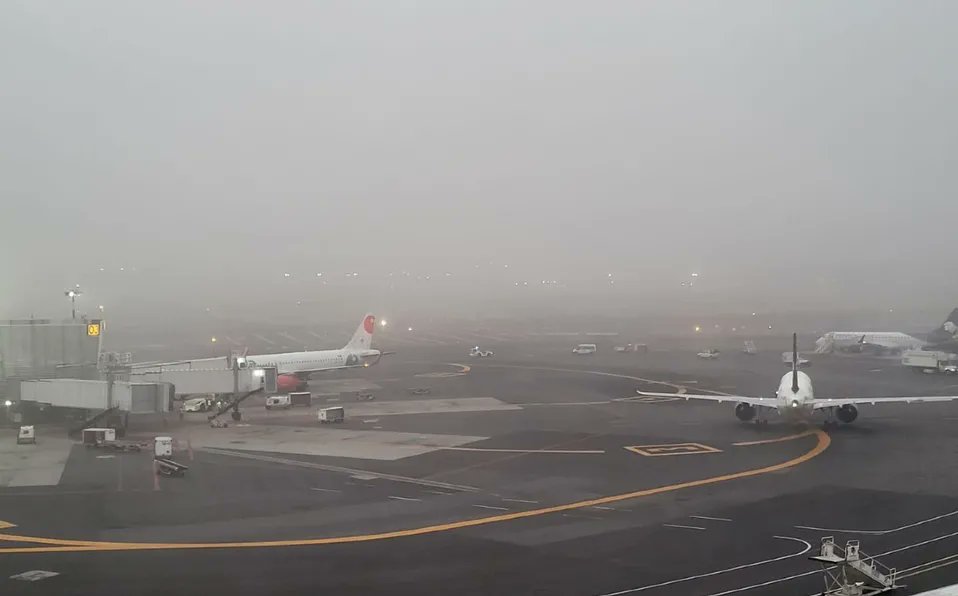 Lluvias intensas provocan cierre de pista en el AICM; se retrasan los vuelos