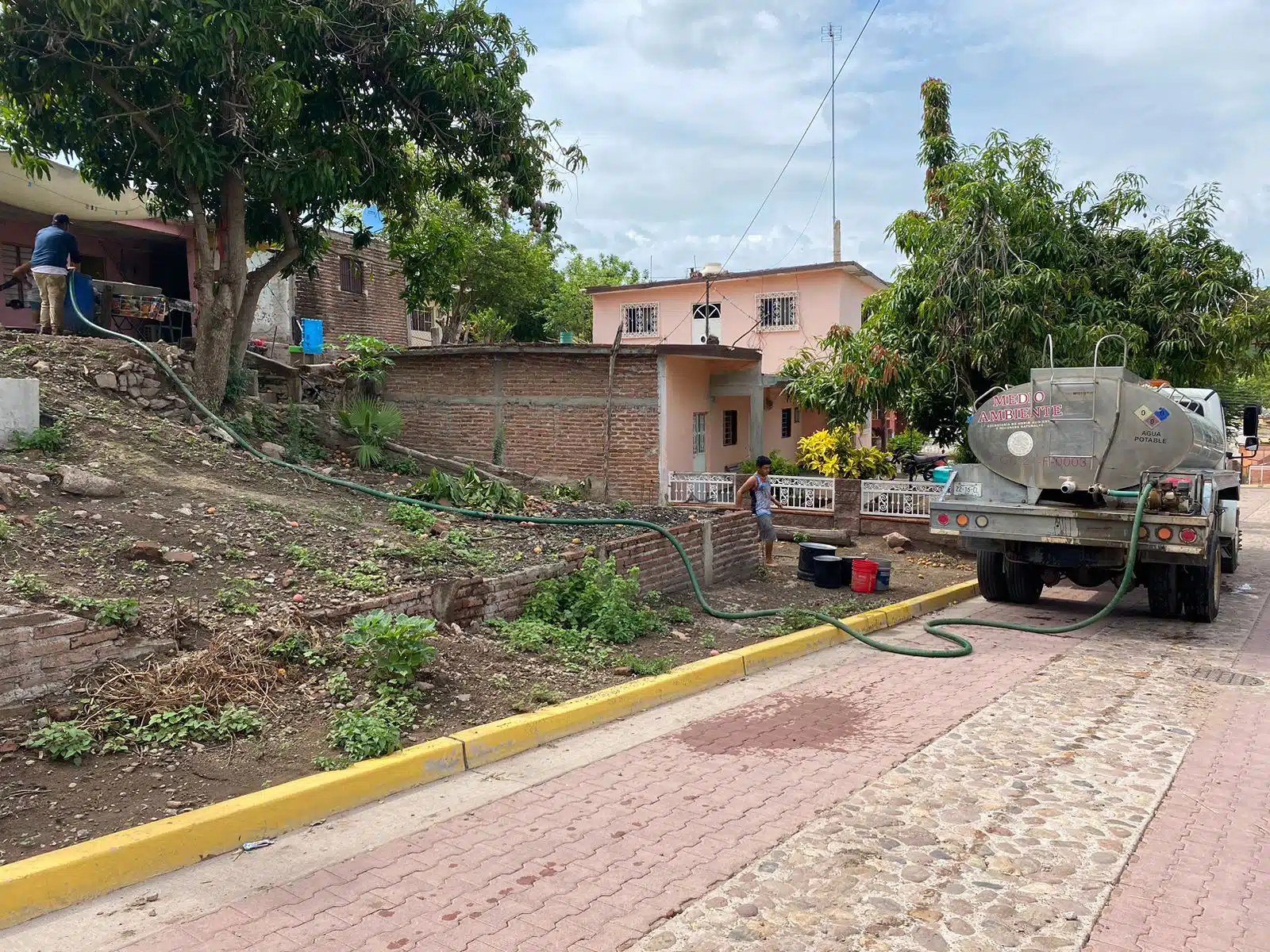 Jumapam lleva agua en pipas a El Quelite, en Mazatlán