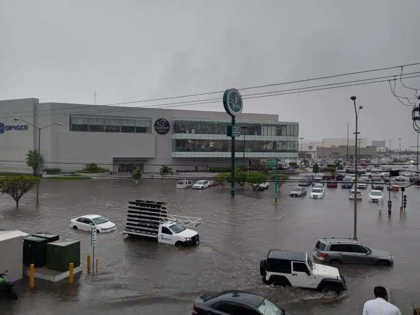 vehículos fueron “tragados” por una enorme laguna en diferentes zonas de Mazatlán.