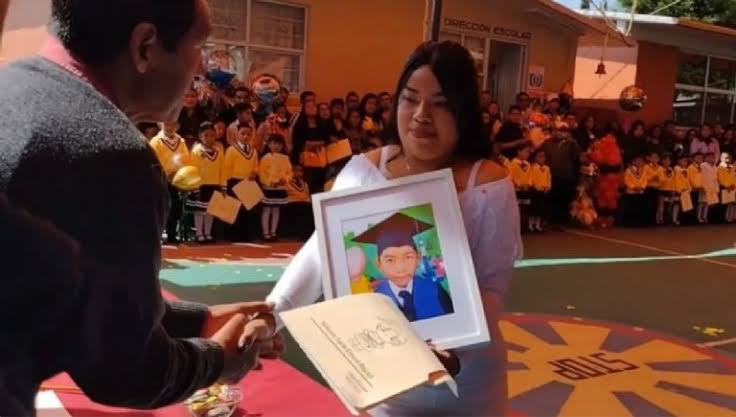 Madre de menor fallecido recoge diploma de kínder; sus compañeros gritan presente