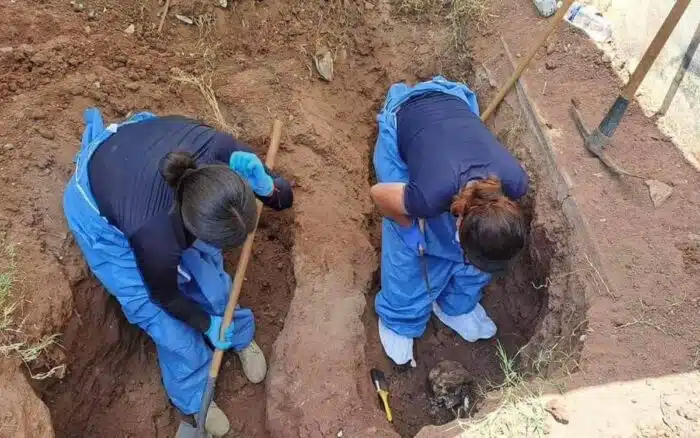 Madres rastreadoras buscando restos humanos