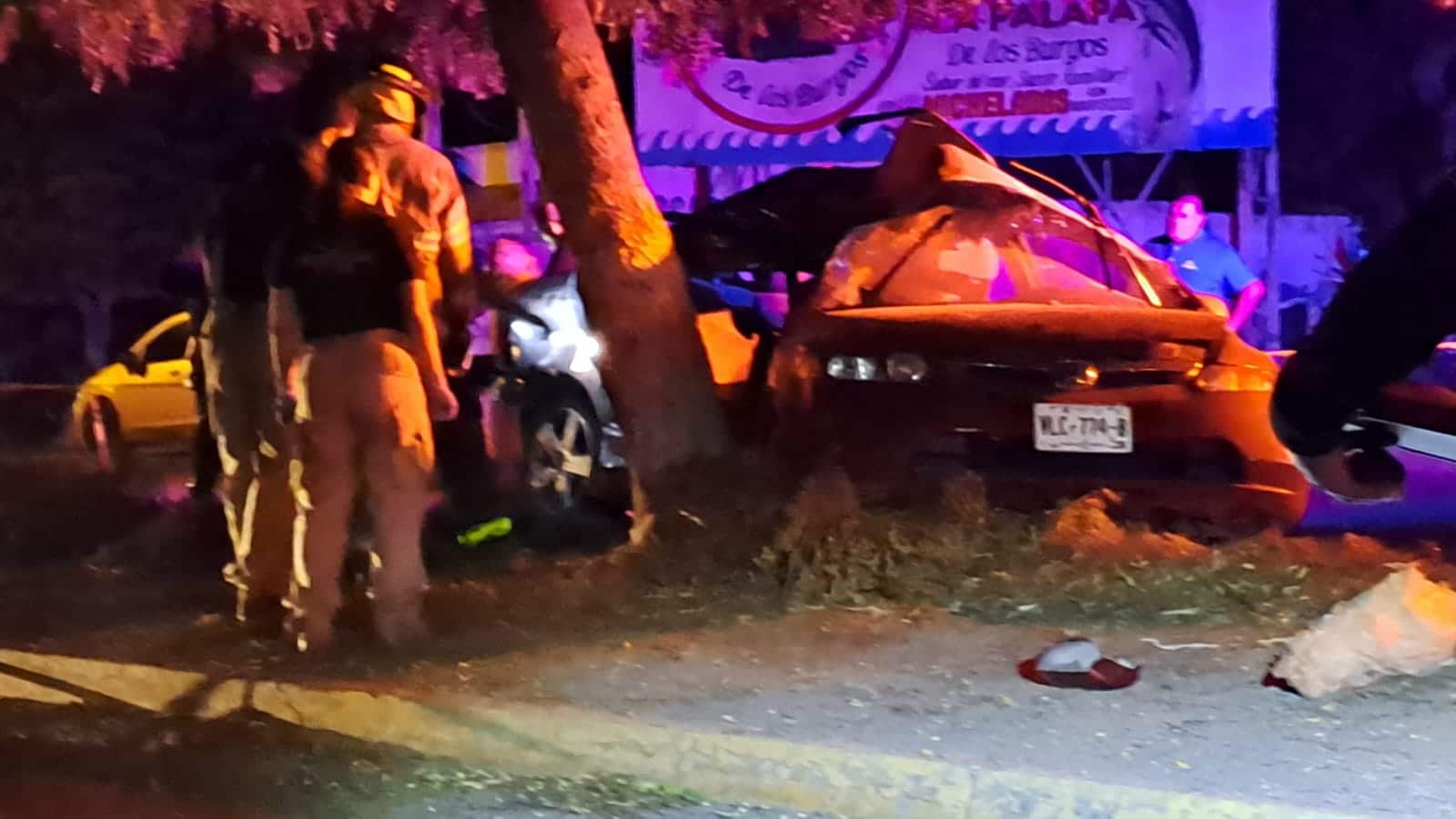 Maestra de primaria choca contra un auto