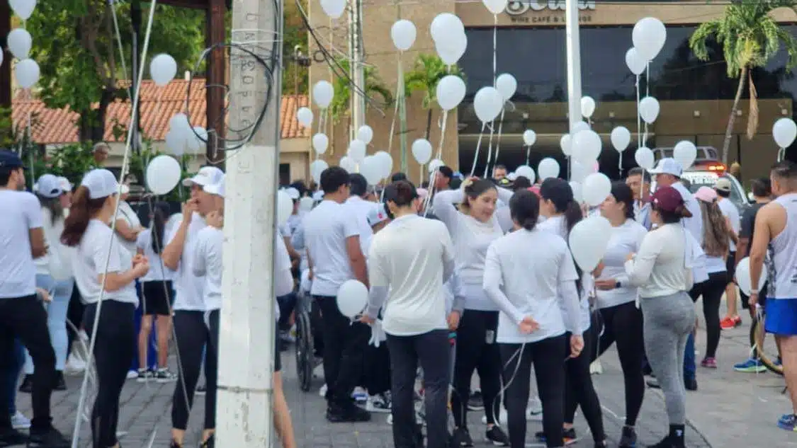 Manifestantes de blanco y con globos blancos en Culiacán