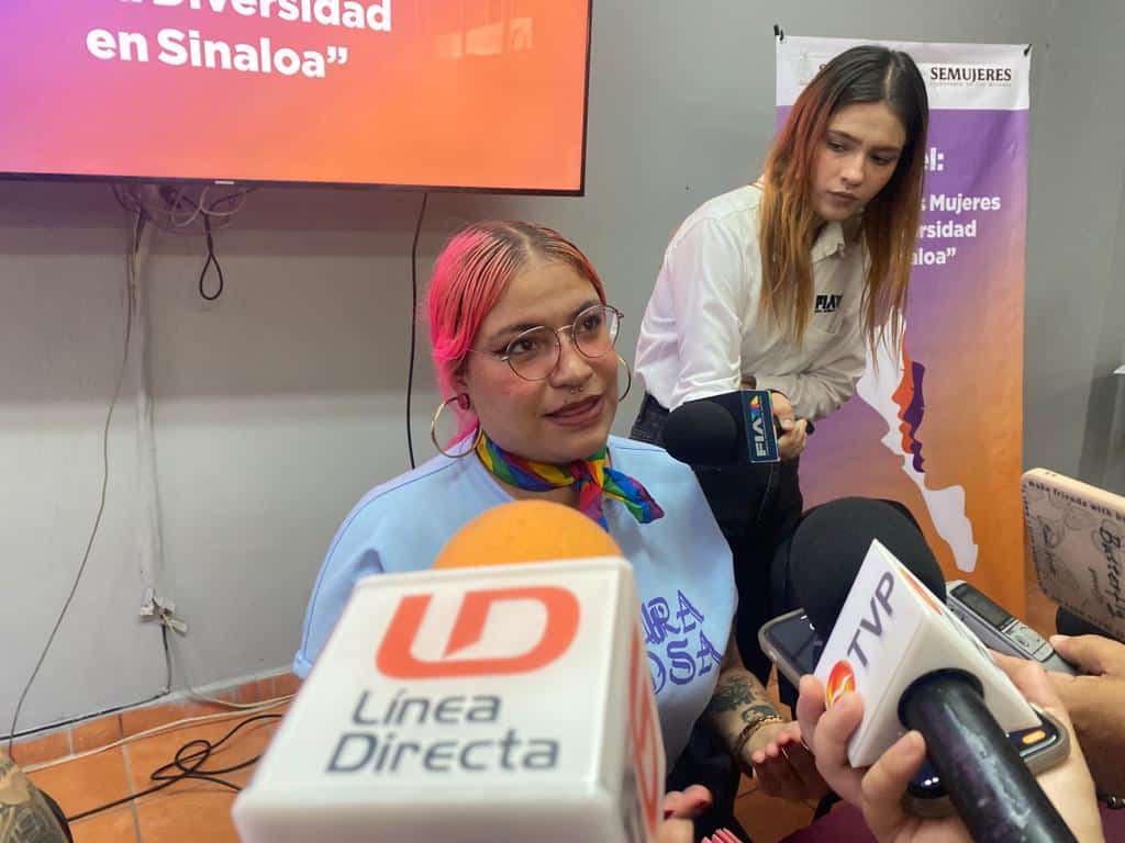 2 personas, 3 micrófonos, un celular y una grabadora de audio