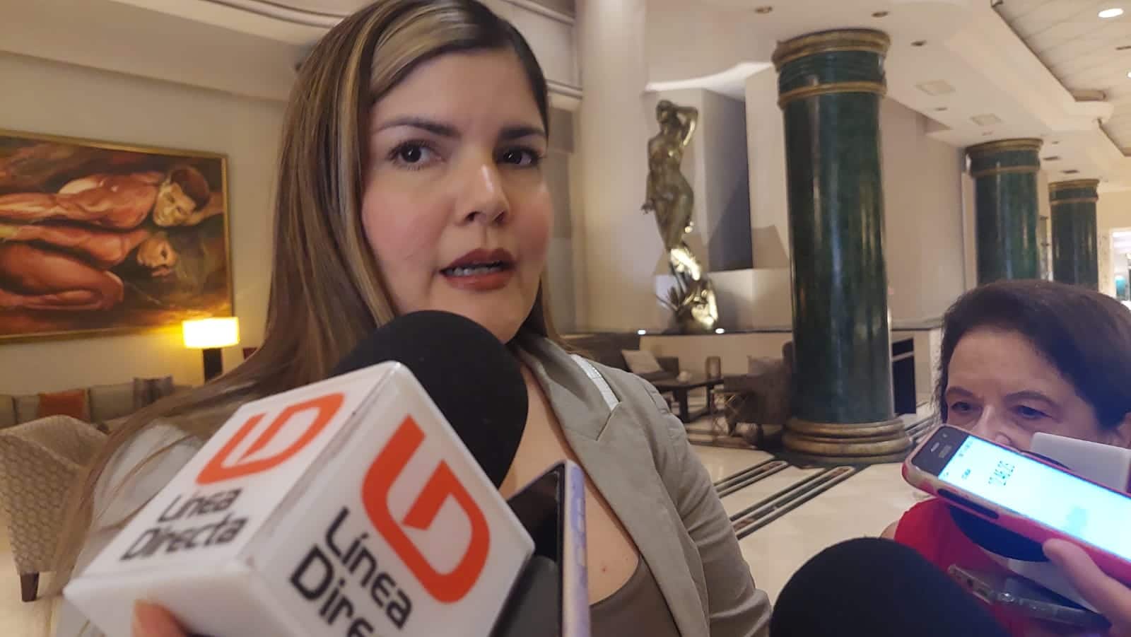 Una persona hablando frente a un micrófono de LD, celulares y otros medios de comunicación