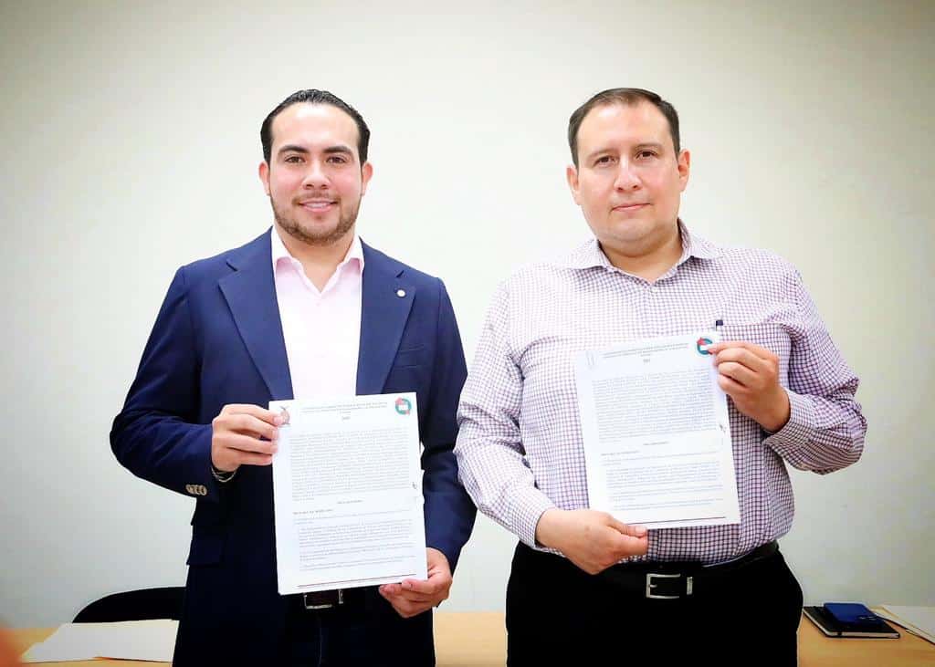 Michel Benítez Uriarte y Jesús Iván Chávez Rangel tras firmar convenio entre STASE y Poder Judicial