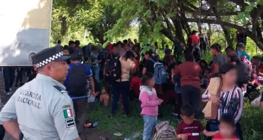 Migrantes rescatados de caja de camión