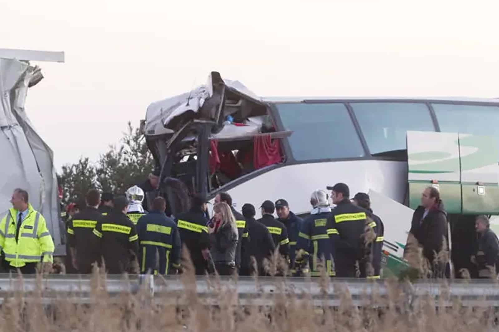 Migrantes se accidentan en Nuevo León; choque entre autobús y tracto camión deja cuatro muertos