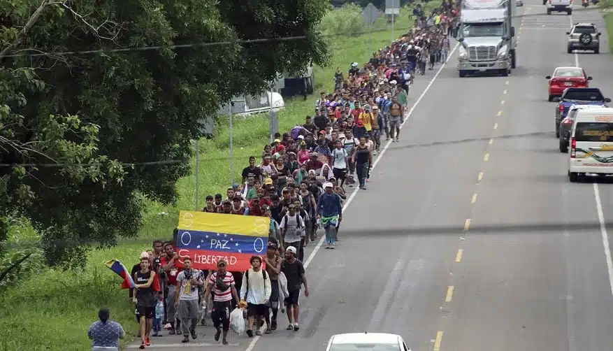 Caravana de migrantes sale de Chiapas