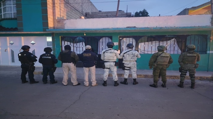 Militares y autoridades federales catean casas