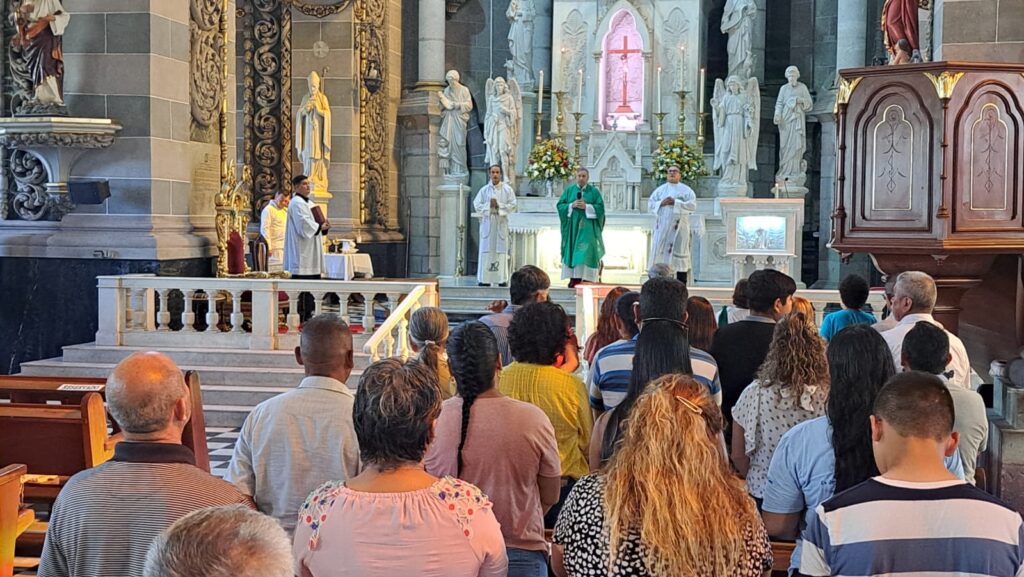 Misa dominical en Mazatlán